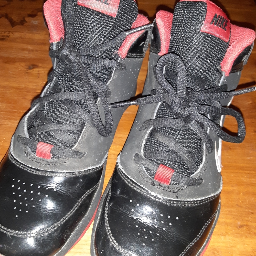 Boys sz 3 Black & Red Nike Basketball shoes